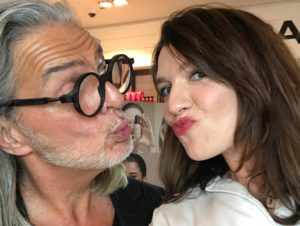 Eduardo Ferreira, poważny pan dyrektor artystyczny Bobbi Brown i Maria Kowalczyk - nostressbeauty.com, poważna dziennikarka i blogerka urodowa pozują jak para nastolatków. Ale podkład skubany się trzyma i jest odporny na wszelkie głupie miny przed kamerą. Polecam osobom równie ekspresyjnym jak ja i Eduardo