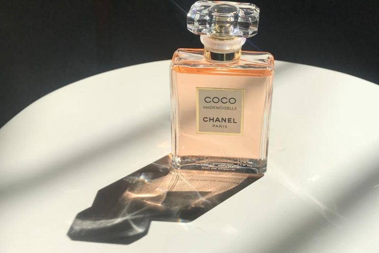 Coco Mademoiselle Intense Chanel to nowa odsłona kultowego zapachu marki. Woda perfumowana Intense jest mocniejsza, ma bardziej intensywne nuty i przepiękne chanelowskie opakowanie. Prostota i elegancja flakonu są zachwycające!