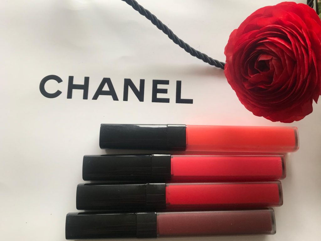 Makijaż nowymi błyszczykami Rouge Coco Lip Blush Chanel Błyszczyki Rouge Coco Lip Blush Chanel to kosmetyk pomiędzy szminką a błyszczykiem. Nadaje trwały kolor, a lśni i nawilża jak błyszczyk lub balsam do ust