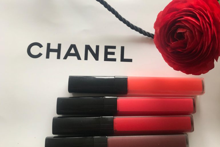 Błyszczyki Rouge Coco Lip Blush Chanel to kosmetyk pomiędzy szminką a błyszczykiem. Nadaje trwały kolor, a lśni i nawilża jak błyszczyk lub balsam do ust