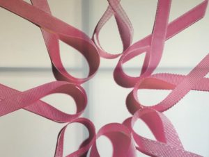 Różowa wstążka to symbol walki z rakiem piersi, zainicjowanej przez fundację Estée Lauder. Symbol walki o zdrowie i życie