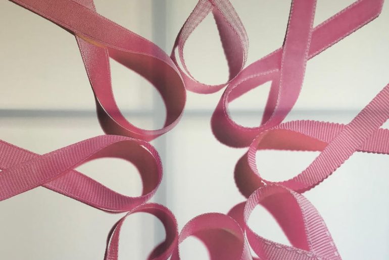 Różowa wstążka to symbol walki z rakiem piersi, zainicjowanej przez fundację Estée Lauder. Symbol walki o zdrowie i życie
