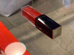 Winylowa jak błyszczyk i transparentna pomadka Pure Color Envy Vinyl Matte w kolorze Lava Flow Estee Lauder