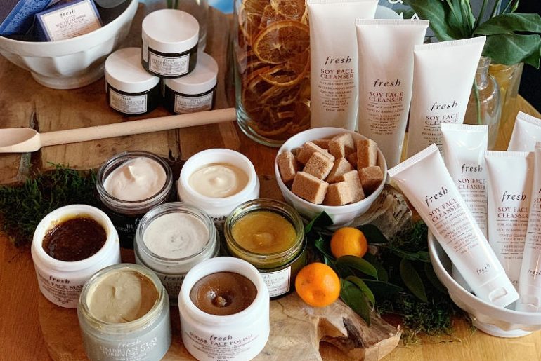 Kosmetyki Fresh, to zupełnie świeże spojrzenie na pielęgnację skóry. Konsystencje, zapachy i komponenty tak prawdziwe i świeże, że ma się ochotę je zjeść. Dostępne od kwietnia w perfumeriach Sephora!
