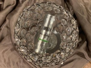 Youth-Maker Refiner Shot Filorga to ideał dla cer tłustych i mieszanych. Zawiera dwa kwasy, które wygładzają, zapobiegają powstawaniu zaskórników i niedoskonałości. Pełna kuracja to 21 dni