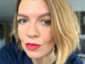 Pomadka Rouge Allure Ink Chanel w kolorze 208 Metallic Red jest dla mnie genialnym wyborem na zimową porę. ma lekko malinowy odcień i piękny połysk