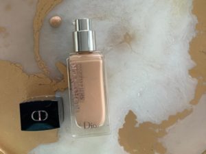 Podkład jak druga skóra, w dodatku rozświetlona. Forever Skin Glow Dior to genialny fluid dla cery suchej, poszarzałej lub normalnej. Pozostawia skórę promiennie rozświetloną