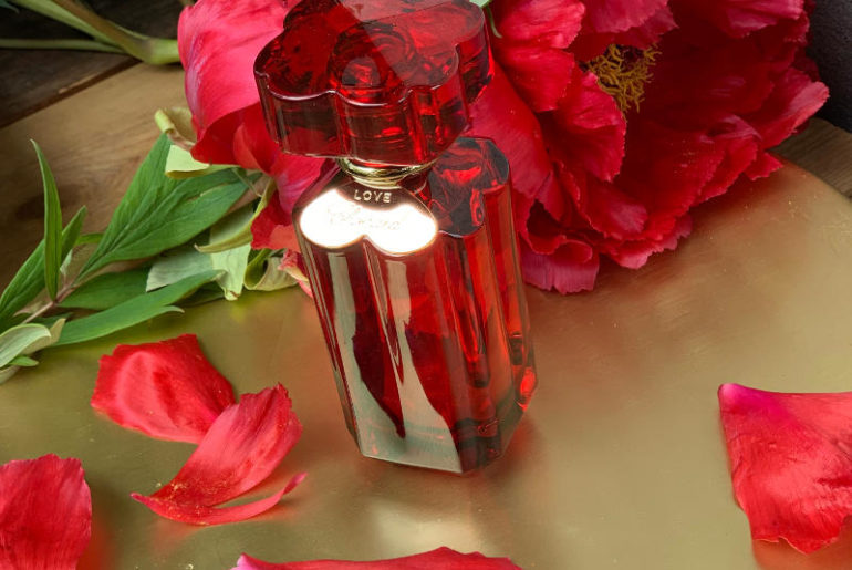 Imię róży? Płatki róż, olejek różany i absolut róży, czyli totalny różany zachwyt! Love Chopard to cudowny bukiet róż, 559 zł/100 ml /Douglas