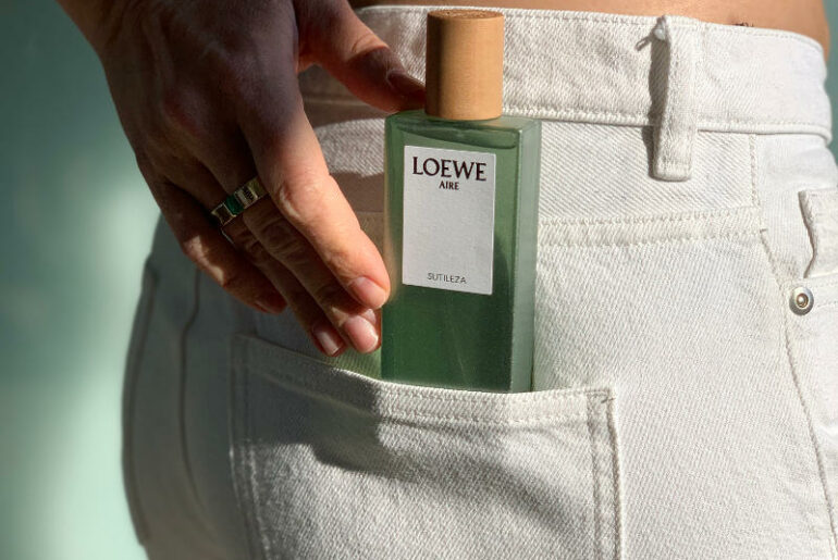 kwiatowe perfumy Loewe Aire Sutileza to nowa jakość świeżości i lekkości. Zapach ma w składzie jaśmin, konwalię i gruszkę, ale w moim odczuciu pachną świeżością i higieniczną czystością