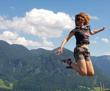 Alpejski trekking to genialny pomysł na wakacje lub dłuższy weekend. Salzburski Saalachtal jest też genialnym kierunkiem na wyjazd z dziećmi. Nawet przy wyciągach są place zabaw i trampoliny. Co widać na załączonym obrazku