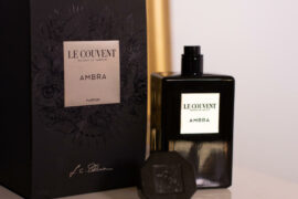 Zapach Ambra Le Couvent Maison de Parfum kojarzy mi się bardzo świątecznie. Aromat wanilii z domowych wypieków, świec i kominka, świeżych soczystych pomarańczy