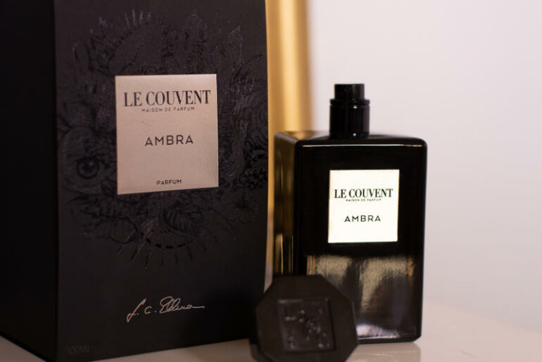 Zapach Ambra Le Couvent Maison de Parfum kojarzy mi się bardzo świątecznie. Aromat wanilii z domowych wypieków, świec i kominka, świeżych soczystych pomarańczy