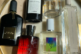 Perfumy to bukiet zamknięty we flakonie, który jet znacznie bardziej trwały i wyjątkowo cenny. Kupując mamie zapach w prezencie, darujesz jej coś indywidualnie dobranego z myślą o niej.