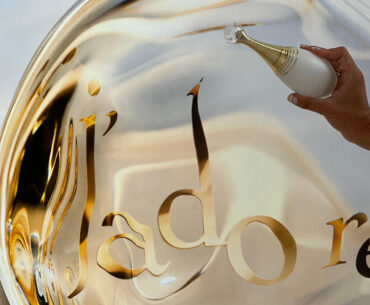 Perfumy J'Adore Parfum d'Eau Dior to rewolucja w świecie zapachów! Zamiast alkoholu zawierają olejki zapachowe skondensowane w nanoemulsji.