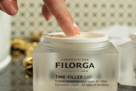 Time-Filler 5 XP Filorga zawiera moc składników aktywnych. W tym kwas hialuronowy i kolagen. A także tripeptydy i kompleks NCEF, który zapobiega utracie wody w skórze.