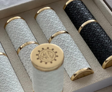The Gift of Kings Amouage to zestaw pięciu różnych kompozycji zapachowych. Dostępny w Perfumerii Quality, w różnych wersjach zapachowych i kilku wariantach zestawów.