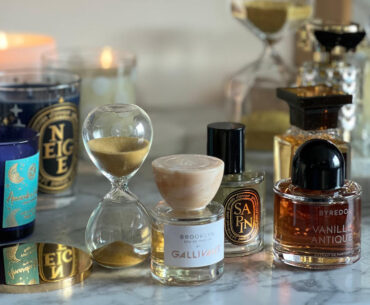 Zapach świąt? Korzenne przyprawy, śnieg, choinka, cytrusy. Choć to tylko niektóre z aromatów kojarzonych ze świętami, z pewnością warto poszukać inspiracji w wyjątkowych perfumach i świecach