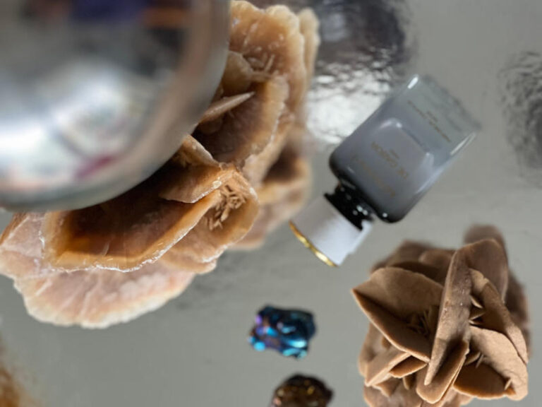 Zapachowy lot w kosmos. Perfumy De Gabor Astronaut De Gabor, to kompozycja świeża, orientalna i aromatyczna. Gabriel Gabor odwrócił w niej kolejność nut zapachowych, aby oddać charakter stanu nieważkości. Wspaniałe elemi, cytrusy i ambra, połączone z lawendą i rozmarynem.